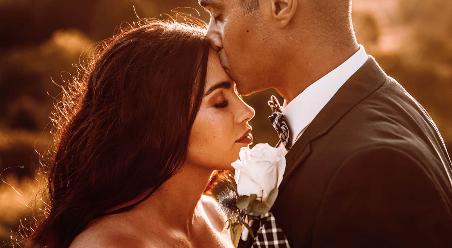 Top 9 Poses For A Natural Looking Pre-Wedding Shoot - VideoTailor
