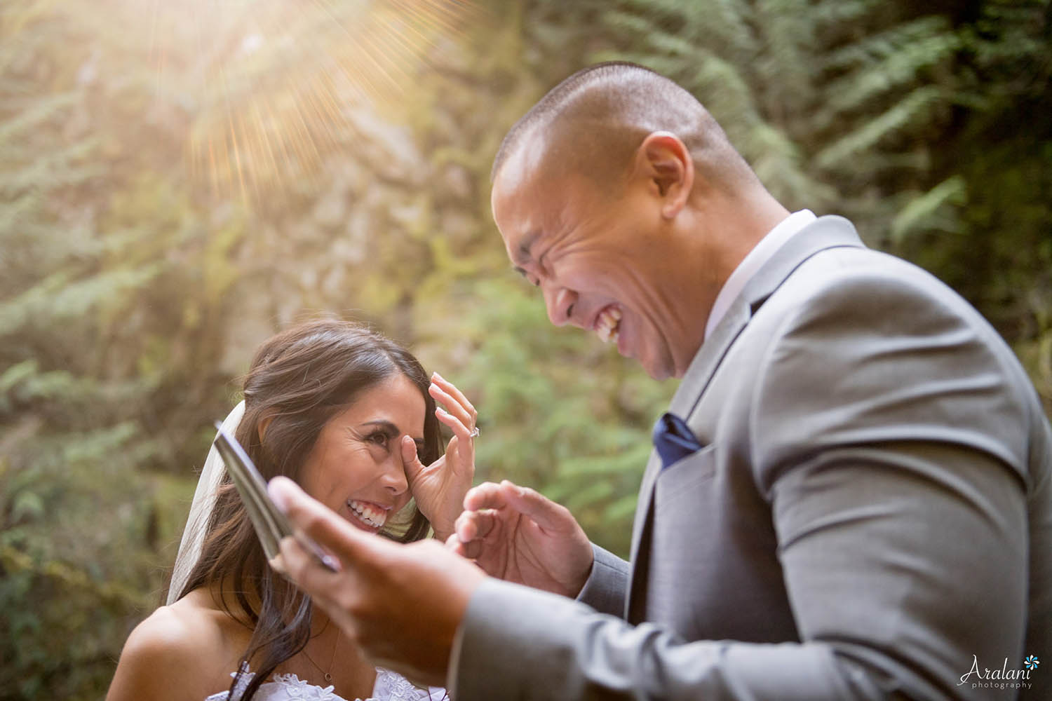 חתן וכלה אסייתיים צוחקים ובוכים בתצלום תקריב זה של טקס נדר החתונה שלהם (מאת אראה רוזלני)
