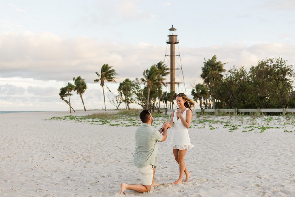 man proposes on beach